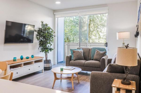 Spacious 2BDR in SM - 5 minutes walk to the beach!